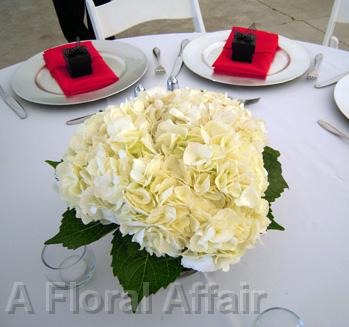 RF0940-Simple, Round, White and Red Centerpiece