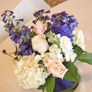 RF0535-Low Navy Blue and White Centerpiece