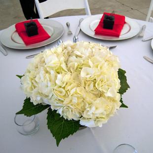 RF0940-Simple, Round, White and Red Centerpiece