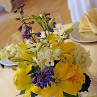 RF1112-Yellow, White and Blue Centerpiece