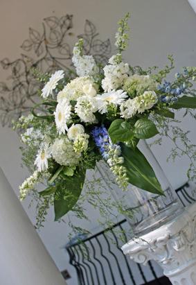 RF1042-Blue and White Traditional and Elegant Tall Centerpiece