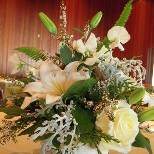 RF0926-Country Chic, White and Green Centerpiece