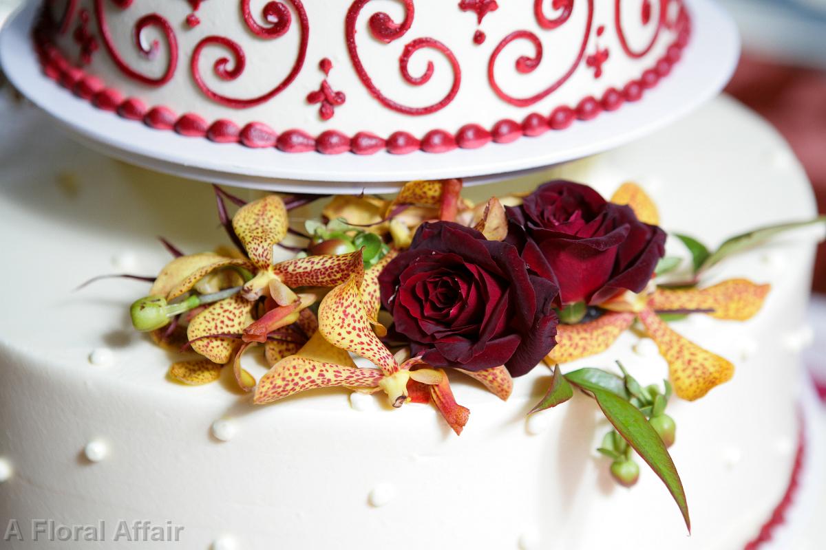 CA0162-Red and Gold Fresh Flowers on Wedding Cake