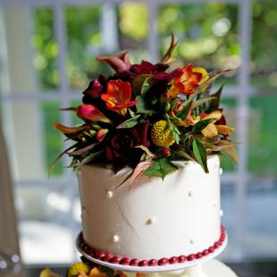 CA0163-Fall Red and Gold Fresh Flowers on Wedding Cake