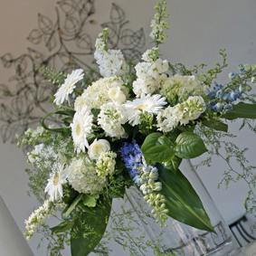 RF1042-Blue and White Traditional and Elegant Tall Centerpiece