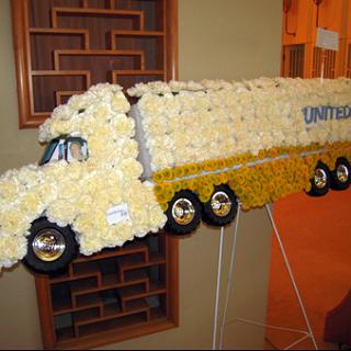 SY0047-Semi-Truck Floral Sculpture Tribute