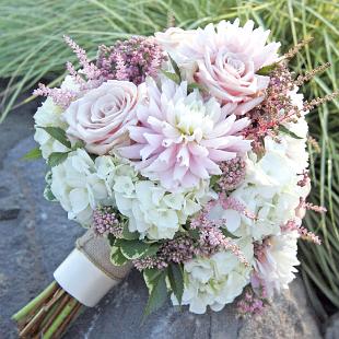 BB0691-Romantic Garden Bouquet