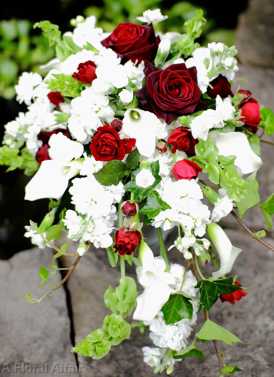 BB0328-Red and White Irish Bridal Cascade