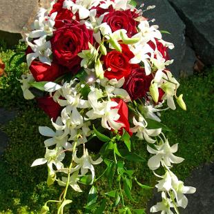 BB0067-Red Rose and White Orchid Cascade