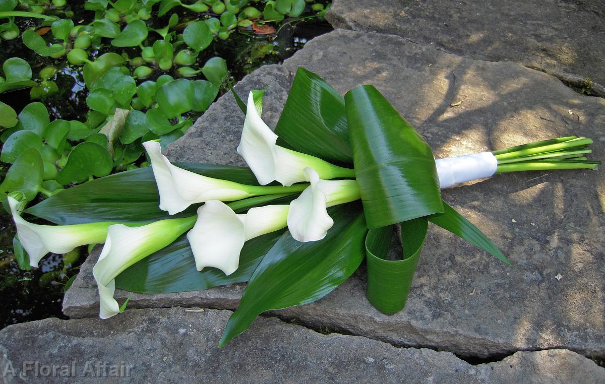 BB0337-White Calla Lily Arm Bouquet