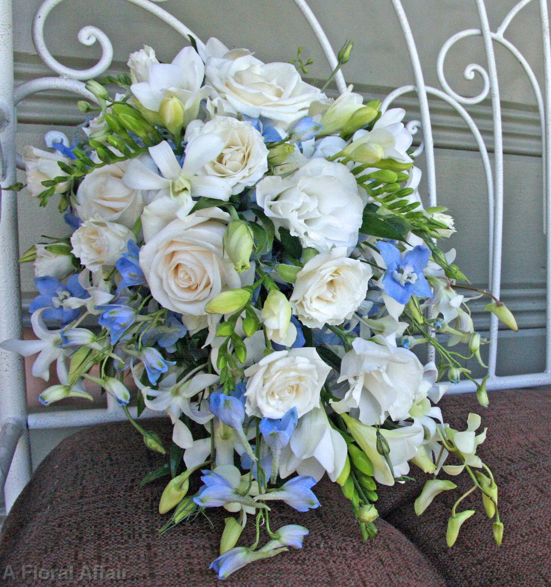 BB0667-Blue and White Cascade