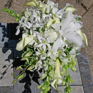 BB0063-White Orchid, Lily, and Snapdragon Cascade