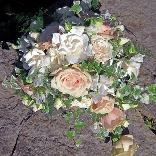 BB0291-Crescent Shaped Bouquet