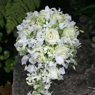 BB0447-Pale Green and White Bridal Cascade