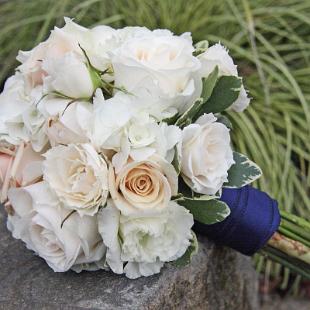 BB0858-Bridesmaids White and Champagne Bouquet