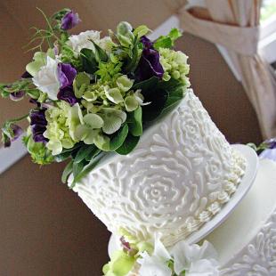 CA0129-Beaverton Bakery Cake. Flowers By A Floral Affair