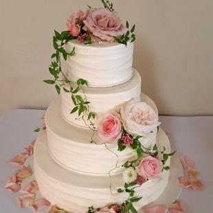 CA0154-Trailing Vines and Pink Garden Roses on Wedding Cake