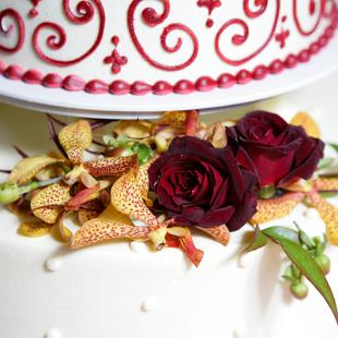 CA0162-Red and Gold Fresh Flowers on Wedding Cake