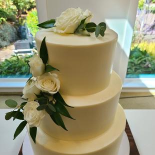 CA0207-Simple White Flowers and Greenery on Wedding Cake