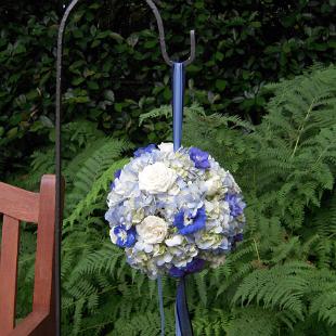 AM0344-Blue and White Aisle Pomander