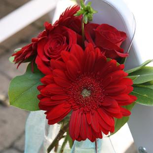 AM0608-Red Rose and Gerbera Daisy Aisle Arrangement