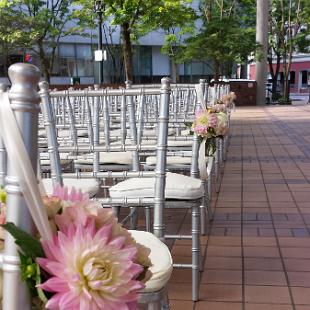 CF0685-Pink and White Aisle Marker On SIlver Chiavari Chairs