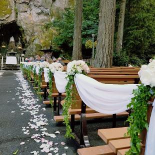 CF0843-The Grotto Wedding Ceremony Flowers
