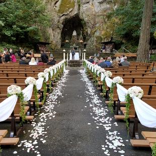 CF0844-The Grotto Wedding Aisle