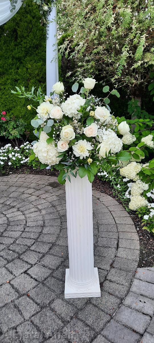 CF9384 - White and Green Ceremony Flowers on pillar at The Aerie