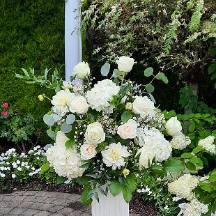 CF9384 - White and Green Ceremony Flowers on pillar at The Aerie