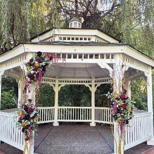 CF9316-Rustic Burgundy and Gold Ceremony Decor