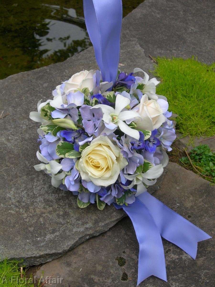 BG0047-Blue And White Kissing Ball