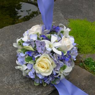 BG0047-Blue And White Kissing Ball