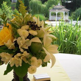 RF0927- Graceful Garden, White and Yellow Centerpiece