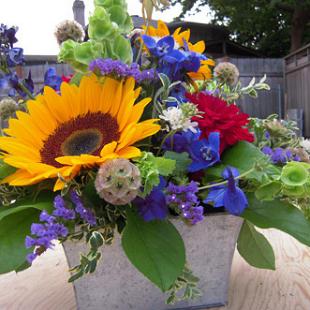 RF0954-Garden, Yellow, Red, Blue, and Green Summer Centerpiece