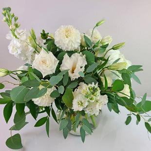 RF1500-Elegant White and Green Centerpiece