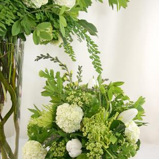 RF0553-Low Natural Green and White Centerpiece