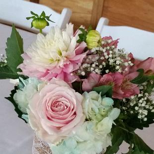 RF1217-Low pink and white rustic centerpiece in vase with burlap and lace