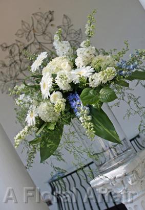 RF1042-Blue and White Traditional and Elegant Tall Centerpiece