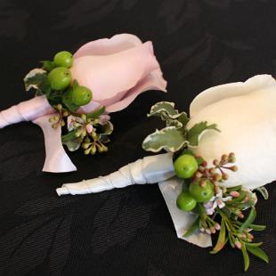 BF0560-Traditional Blush and Ivory Boutonnieres